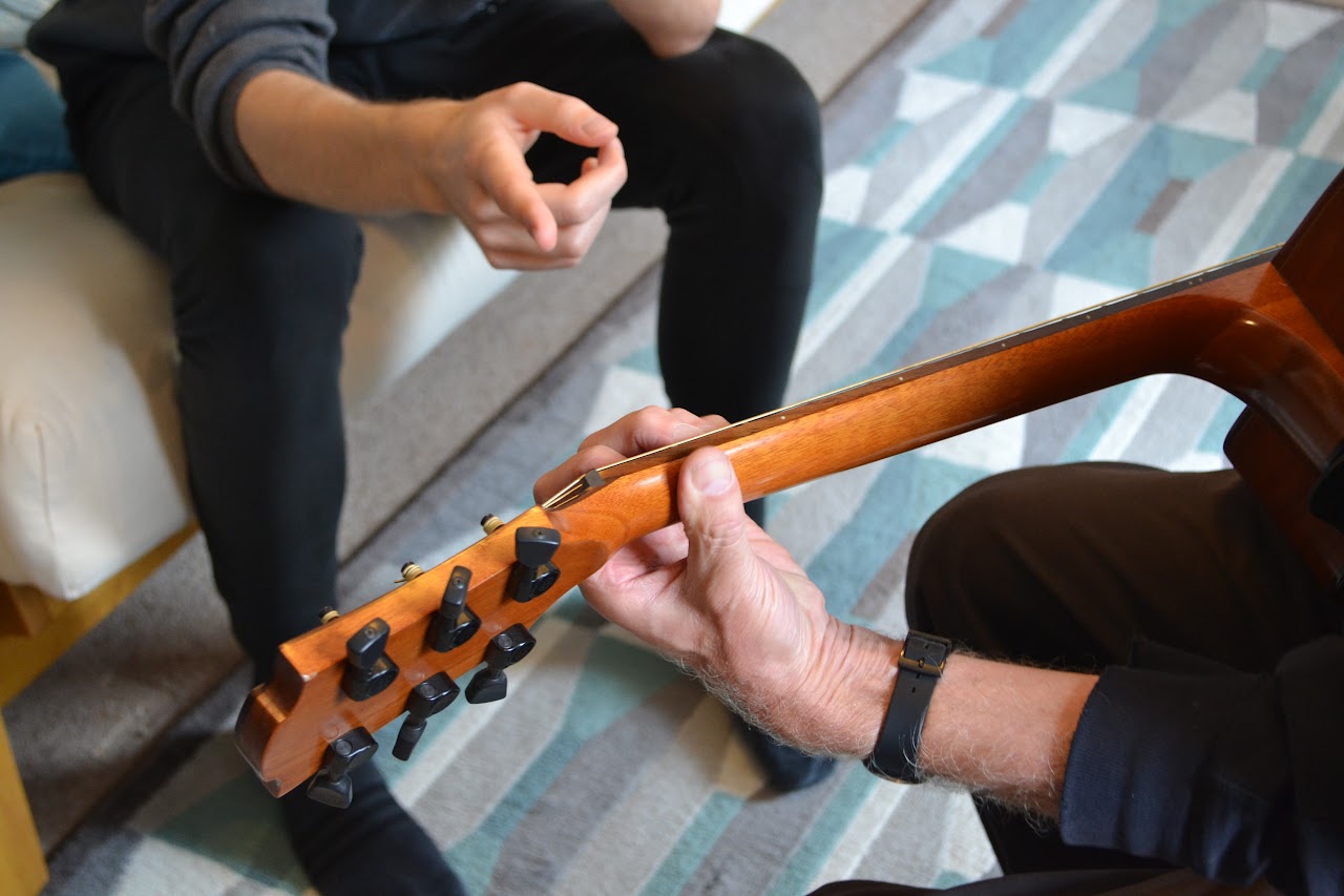 Guitar lesson - both hands playing